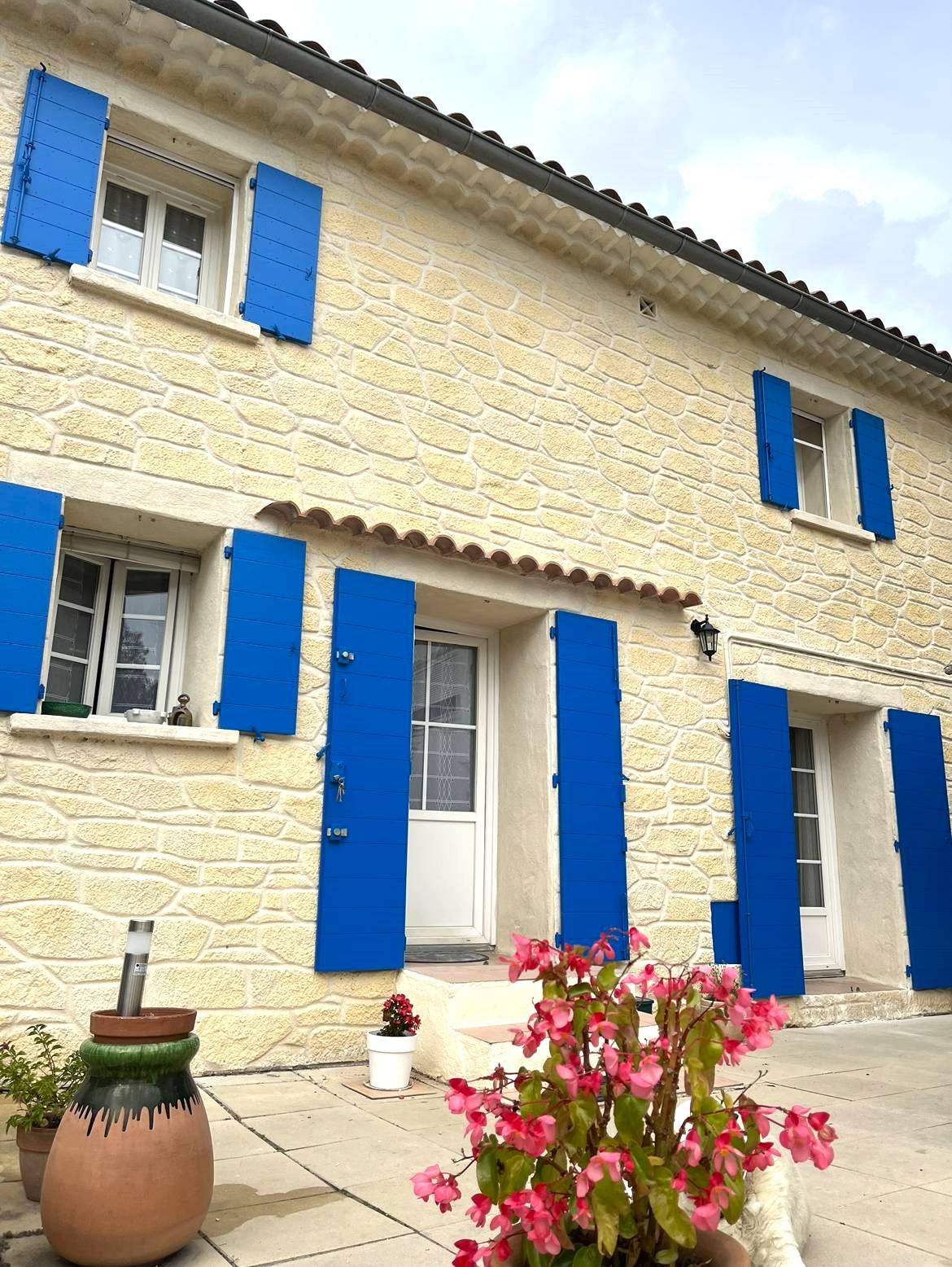 Artisan menuisier pour fabrication de volets en bois Marseille