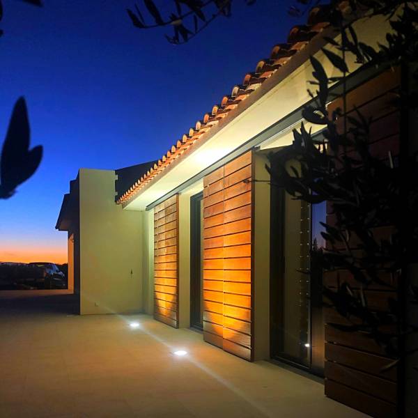 Résultat final de volets coulissants livrés et posés par des menuisiers sur Lançon de Provence