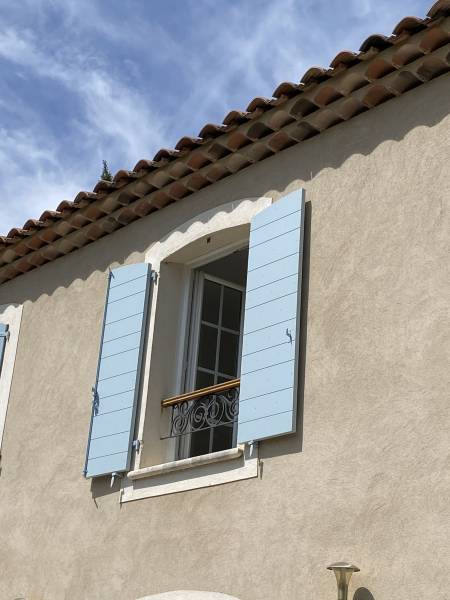 Réalisation de volets en bois CTBX de type provençaux à Auriol