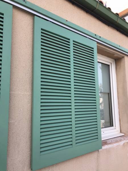 Réalisation et pose de volets coulissants en bois massif sur la commune de La Destrousse (13)