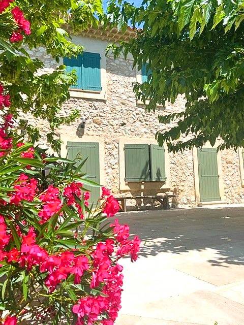 Réalisation de volets bois provençaux pour le bas d'une villa à St Zacharie