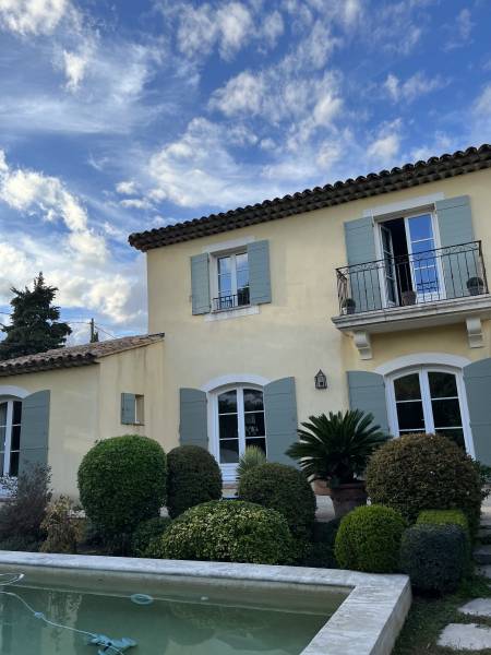 Volets provençaux en bois exotique fabriqués, livrés et posés à Aix en Provence