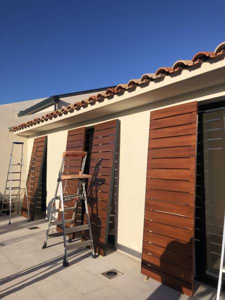 Volets coulissants livrés et posés par des menuisiers sur Lançon de Provence