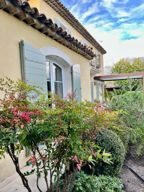 Remplacement de volets provençaux en bois exotique du Gabon dans la belle ville de Cassis