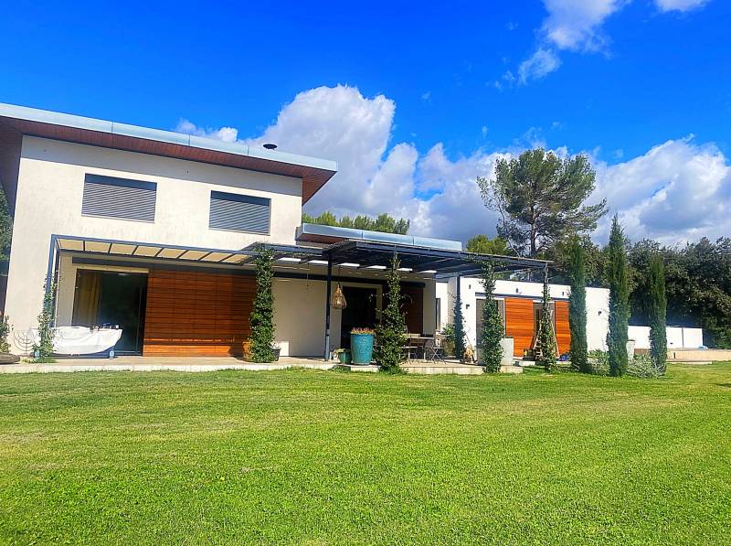 Réalisation de volets coulissants en bois pour une cliente d'Aix-en-Provence