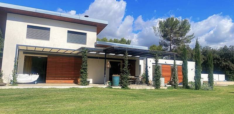 Pose de volets sur-mesure en Red Cedar pour une villa à Aix en Provence