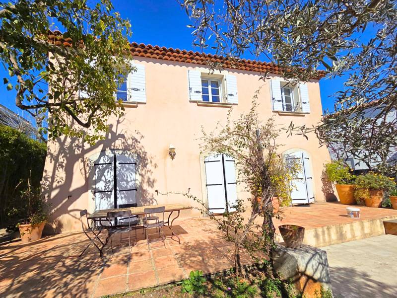 Nous concevons et fabriquons des volets bois sur mesure, en tenant compte de l’ensemble des éléments qui garantissent leur durabilité, y compris une quincaillerie adaptée à votre projet.