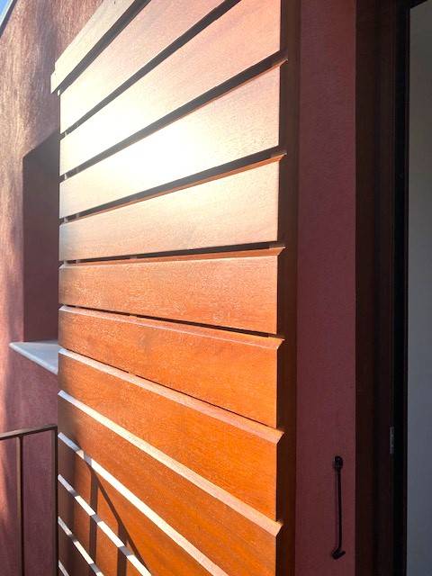 Vente de volets coulissants en bois exotique Sipo à Montolivet dans la ville de Marseille