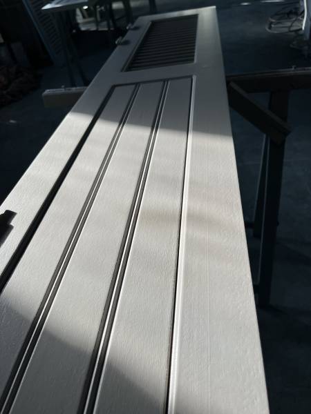 Fabrication et peinture de volets persiennes à lames à l’américaine à Auriol pour un client de Marseille