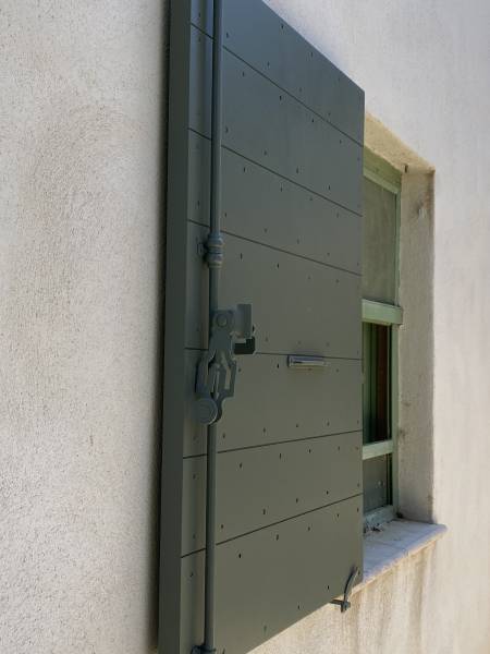 Rénovation  et remplacement de volets provençaux dans le Sud de la France ( cassis )