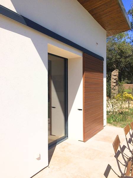 volet coulissant bois sipo lames horizontales façade contemporaine venelles