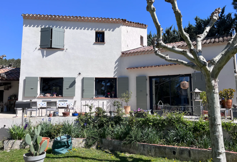 Réalisation sur mesure de volets provençaux en Okoumé : fabrication, peinture et pose dans une villa  à Marseille