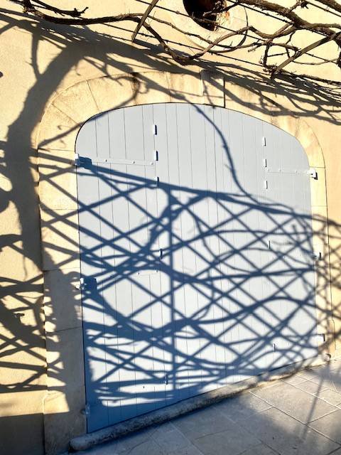 Pose de 4 vantaux provençaux en bois exotique Okoumé pour une villa de Marseille à St Barnabé