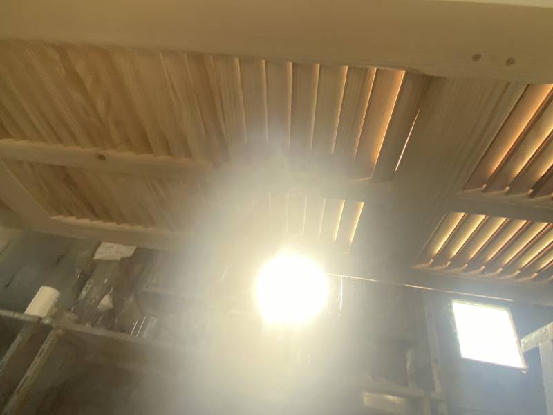 Bienvenue dans l’envers du décor de la fabrication de volets persiennes à lames américaines