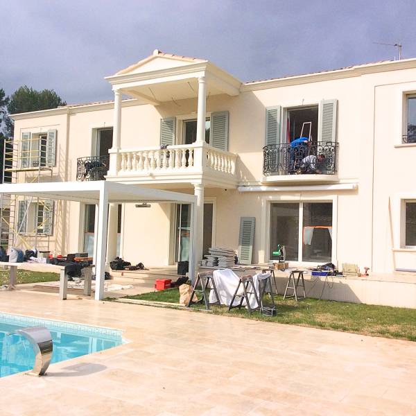  pose volets bois sur mesure façade villa chantier en cours