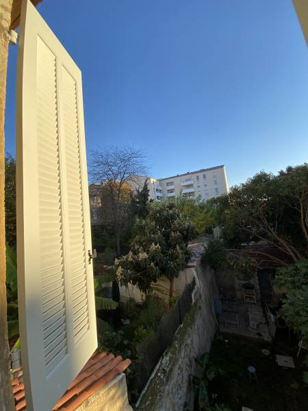 Pose de volets persiennes à Marseille par des artisans menuisiers