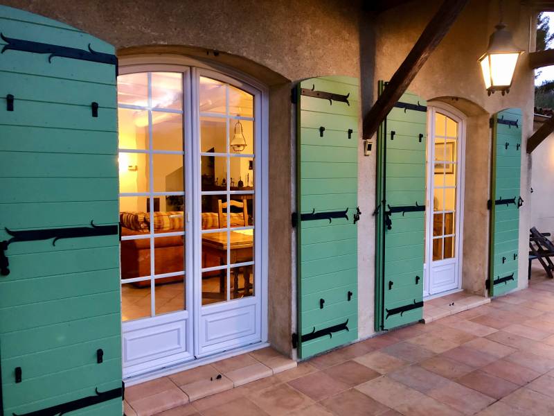 Pose de volet provençaux à Saint Zacharie