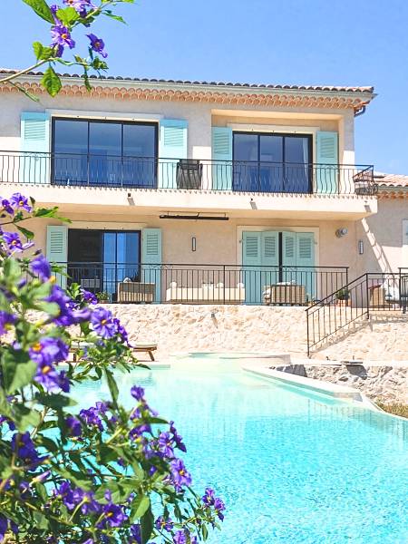 Volets persiennes à lames à la française pour le projet de rénovation d’une villa à Ceyreste