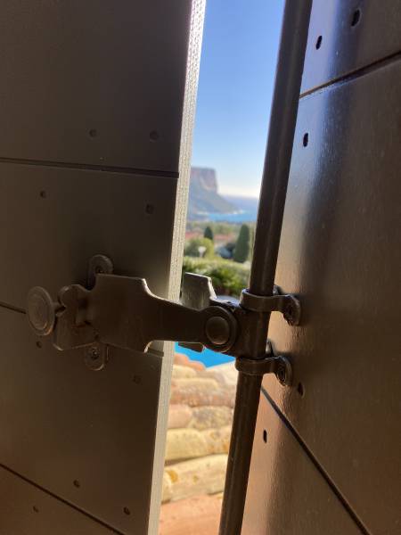Fabrication, livraison et pose de volets CTBX à Cassis dans le Sud de la France