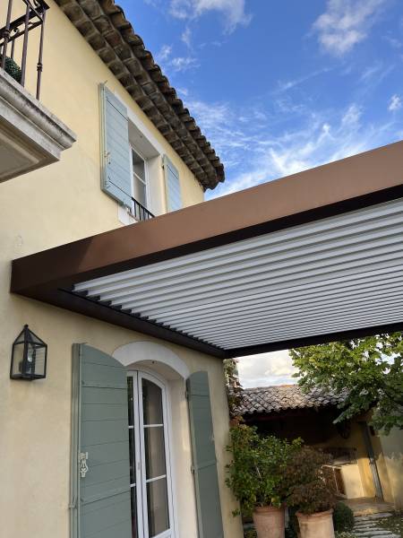 Volets provençaux en bois exotique fabriqués, livrés et posés à Aix en Provence