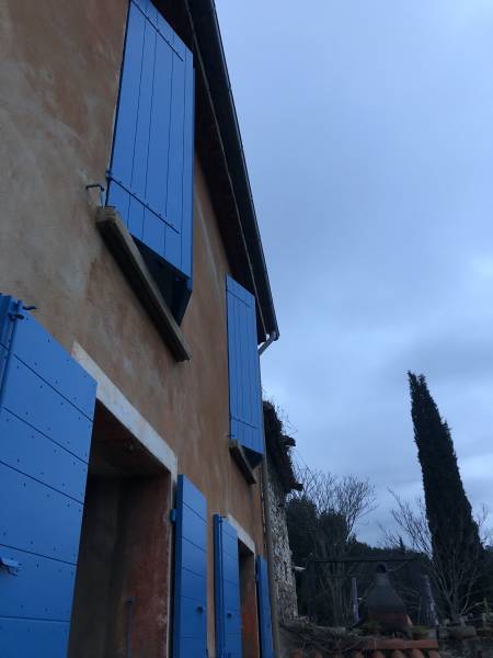 Fabrication, livraison et pose de volets à Marseille dans le Sud de la France