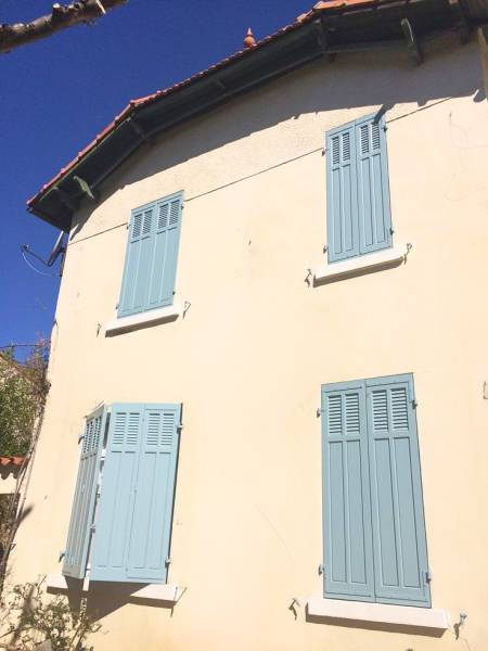 volets persiennes pliants bleus sur façade claire à Aix-en-Provence