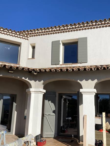 Avant / Après de notre chantier fabrication, livraison et de pose de volets CTBX à Cassis