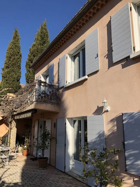 Pose de volets provençaux à La Destrousse