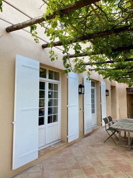 Pose de volets provençaux avec nacelle télescopique