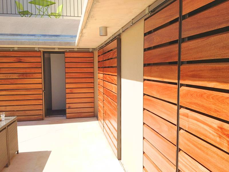 Pourquoi choisir des volets coulissants en bois pour sa maison ?