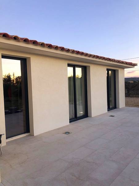 Volets coulissants livrés et posés par des menuisiers sur Lançon de Provence