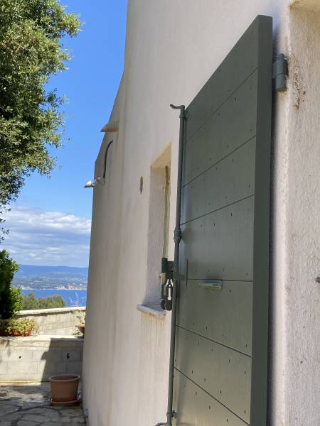 Rénovation  et remplacement de volets provençaux dans le Sud de la France ( cassis )
