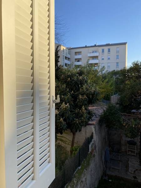 Pose de volets persiennes à Marseille par des artisans menuisiers
