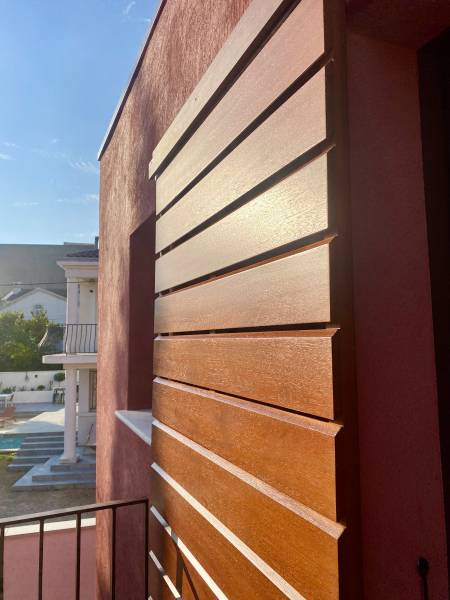 Volets coulissants en bois sur mesure à Aix-en-Provence