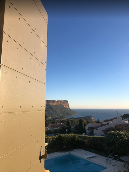 Pourquoi fermer ses volets bois la nuit dans le Sud de la France ?