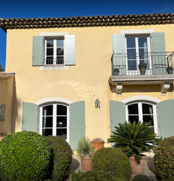 Pourquoi fermer ses volets bois la nuit dans le Sud de la France ?