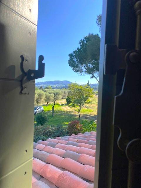 Fabrication de volets provençaux en bois exotique Okoumé du Gabon