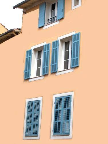 Volets persiennes bleus en bois pin silvestre à lames à la française à Carnoux proche d'Aubagne