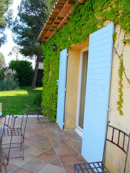 Rénovation de volets provençaux  en bois exotique dans le Sud de la France