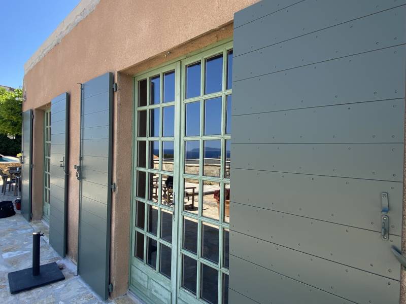 Rénovation  et remplacement de volets provençaux dans le Sud de la France ( cassis )