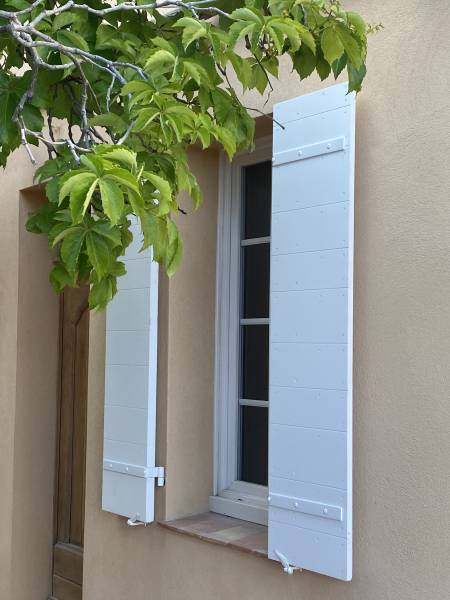 Pose de volets provençaux avec nacelle télescopique