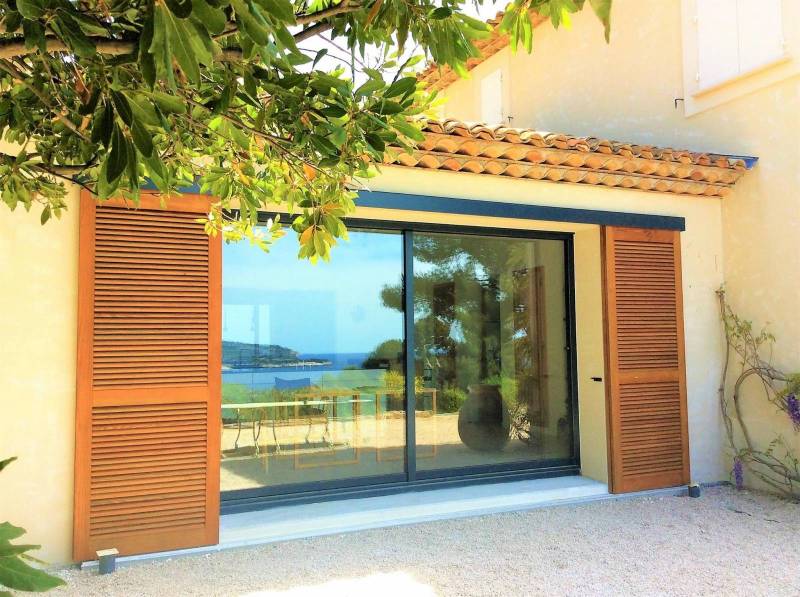 Volets coulissants posés en bord de mer