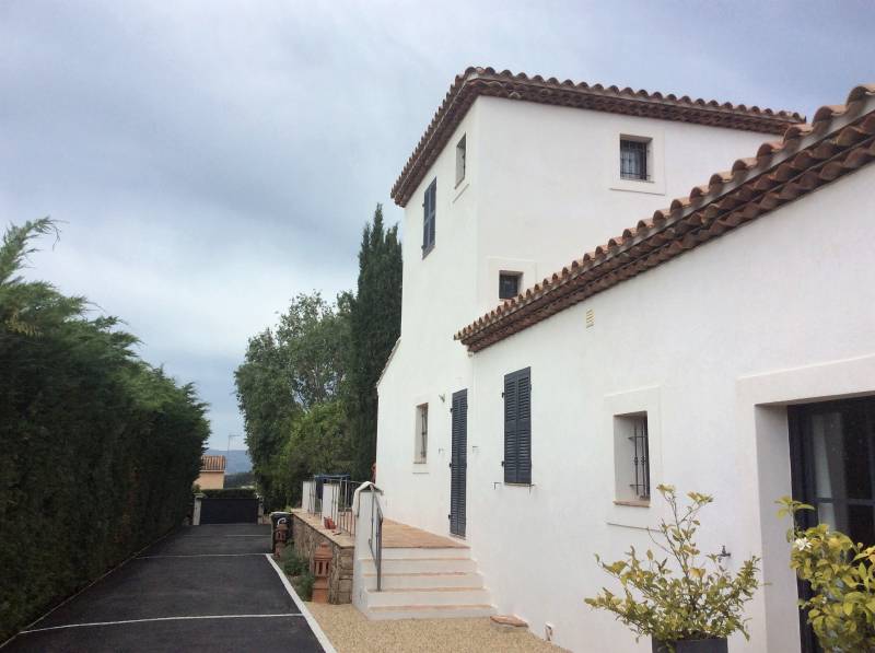 Spécialistes du volet persienne sur-mesure en bois à lames à la Française à Auriol proche de Nans les Pins