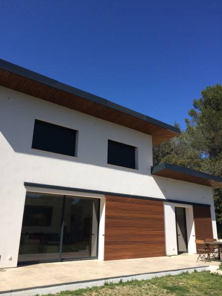 Vente de volets coulissants un vantail avec lames en sipo pour une villa à Montolivet
