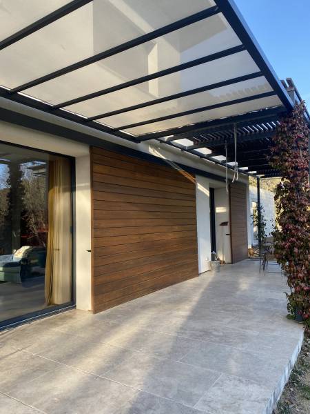 Volets coulissants panneaux en bois posés à Aubagne (13)