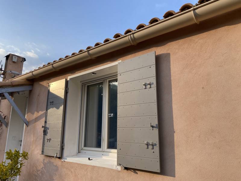 Fabrication de volets bois à lames régulières à Aubagne