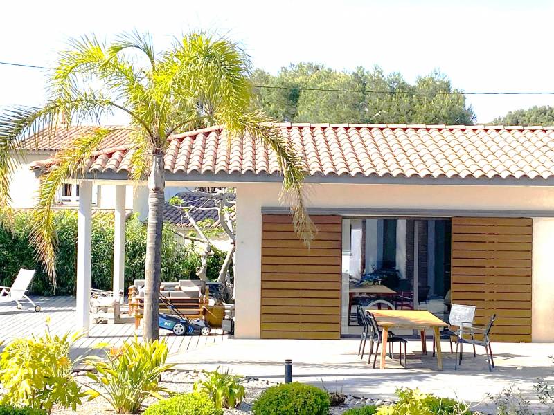 Fourniture et pose de volets coulissants lames pleines à Marseille 13