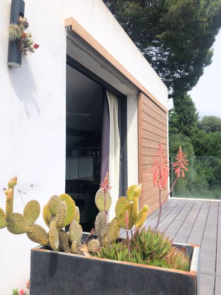 Réalisation de volets coulissants en essence exotique par notre équipe Boiseries Provençales