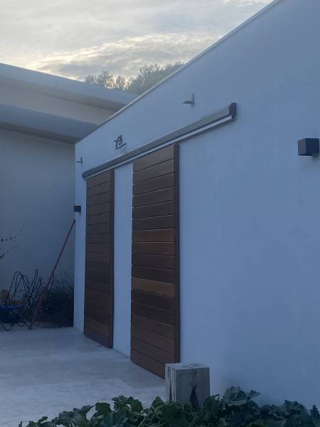 Réalisation de volets coulissants en bois sur mesure