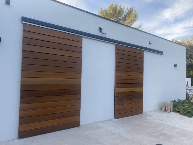 Réalisation de volets coulissants en bois sur mesure